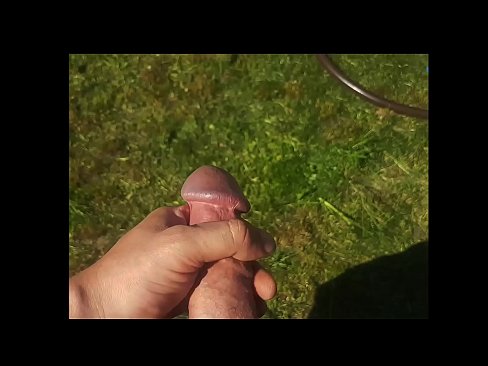 ❤️ Vroča lepotica dobi svojo rožnato pičko, ki jo jebe, in se zraven cmeri s curkom na poletnem vrtu ☑ Porno na sl.osagoassist.ru